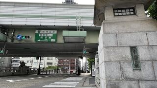 東横堀川にかかる橋で高麗橋通りはこの付近ではメジャーな通り