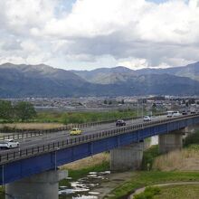 近くを最上川が流れる