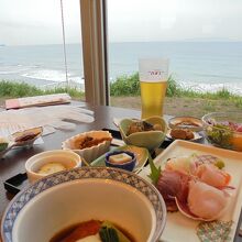 海景色を眺めながらの夕食