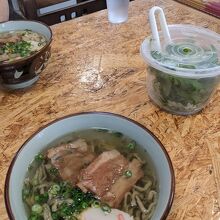 定番のソーキそば（700円）