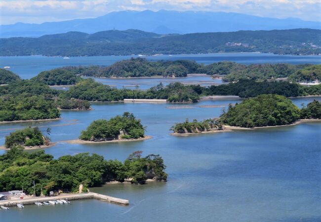 松島四大観の一つ。ここからの眺めはパラオの島々のよう。快晴だと蔵王連峰や仙台市街地までくっきり！