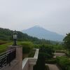 とっても大きなホテル。庭園の正面に富士山が見える。