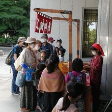 職人芸の飴細工が見事で、これも子供たちに大人気でした。