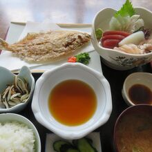 柳鰈の唐揚げ＋刺身盛り合わせの定食。美味でした。