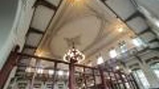 旧秋田銀行の赤レンガ建築。天井の漆喰細工が圧巻