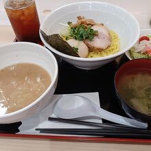 ランチの海鮮ごまだれ麺。