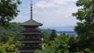 駐車場と反対側に下りると五重塔