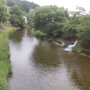 高山の街を流れる川