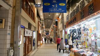 温泉街の商店街