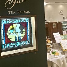 食品フロアの奥まったエリアにある喫茶店