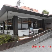 ファミレスっぽい建物