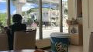 ハワイアン流れるスーパーJimmy‘s、首里店はイートインコーナーありがいい