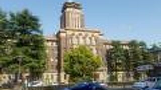 中央の塔のてっぺんだけお寺の屋根みたい