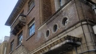 よく見ると丸い窓が３つ並んでいる