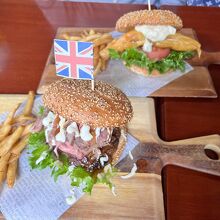 奥はタルタルフィッシュバーガー