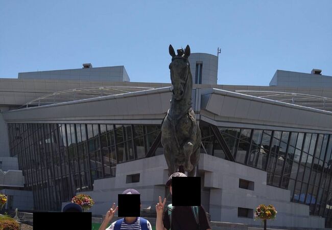 子連れで遊べる広場がある