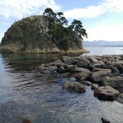 きれいな海にかぶと岩