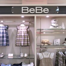 「BeBe」とかいうお店で子供服は揃いました。