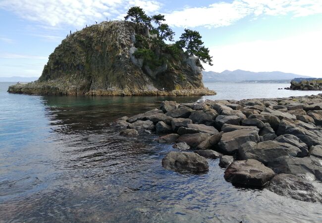 きれいな海にかぶと岩