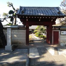 シンプルながらも整った姿の山門