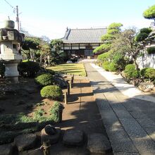 広い庭園と立派な本堂