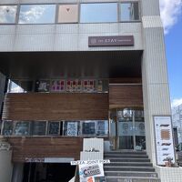 この階段からエレベーターで3階へ