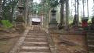 この地に落ちのびた後白河天皇の第三皇子だった以仁王（高倉宮）を忍ぶための神社