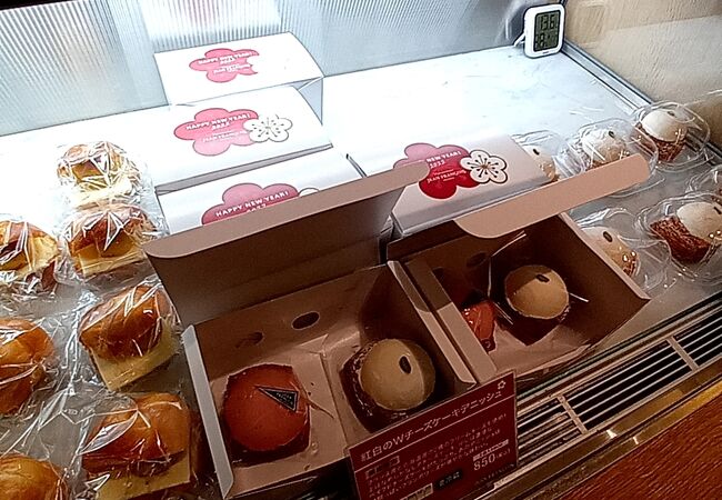 紅白のWチーズケーキデニッシュ