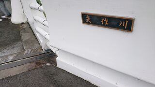 休日の日中、橋には賑わいが感じられました