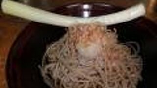 この店で食事すると、乗り合いバス猿游号の車内でもらった無料のクーポン券で栃の実もちが無料でもらえます。