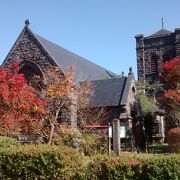 教会の石造りの重厚な建築が紅葉と澄み切った青い空にマッチ