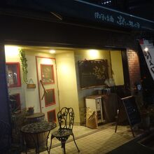 本格的な店だが、ひっそりとした隠れ家っぽい雰囲気