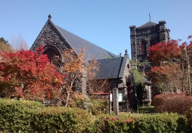 教会の石造りの重厚な建築が紅葉と澄み切った青い空にマッチ