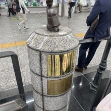 赤い靴履いてた女の子像