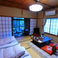 2階和室。コロナ禍なので予め布団が敷いてありました。