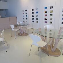 ホールにあるカフェは、この時にはお休みでした。