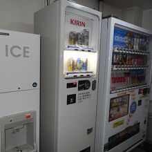 自販機コーナー・氷は無料。