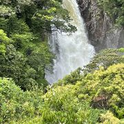 橋のそばにある滝