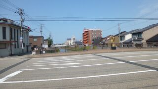 橋の中央に鳳凰像が