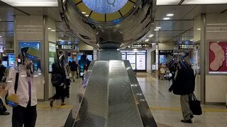 金の時計と比べると背が低くて地味