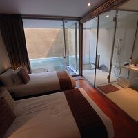 1階のベッドルームの様子。奥にあるカーテンは何と電動です！