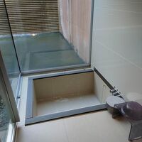 部屋温泉は贅沢にも内外共に完備。内湯は自分で温泉を張ります。