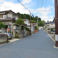 金華山道沿いの坂を上って行きます