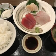 お刺身盛り合わせ定食（まぐろ、タイ、ホタテ）