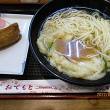 中華麺と和風だしの天ぷらそばといなり。