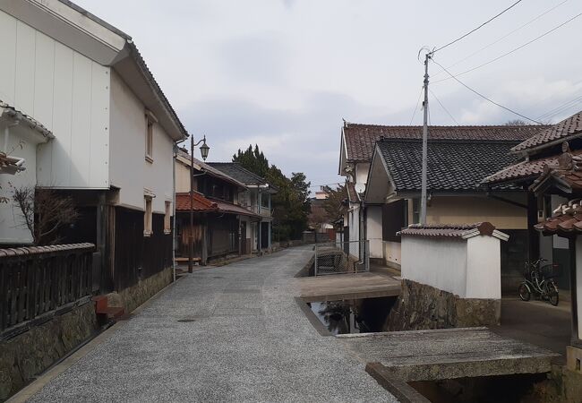 江津駅から徒歩20分程度のところに位置する昔の町並みが保存されている地区