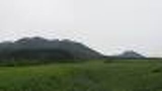 くじゅう周遊道路からは小さく見えたり、大きく見えたり・・・。