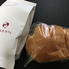 クリームパンとコーヒー豆