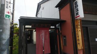 中央に円形の浴槽がある共同浴場