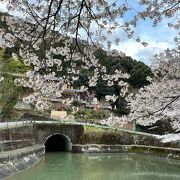 疏水沿いにトレイルもあります